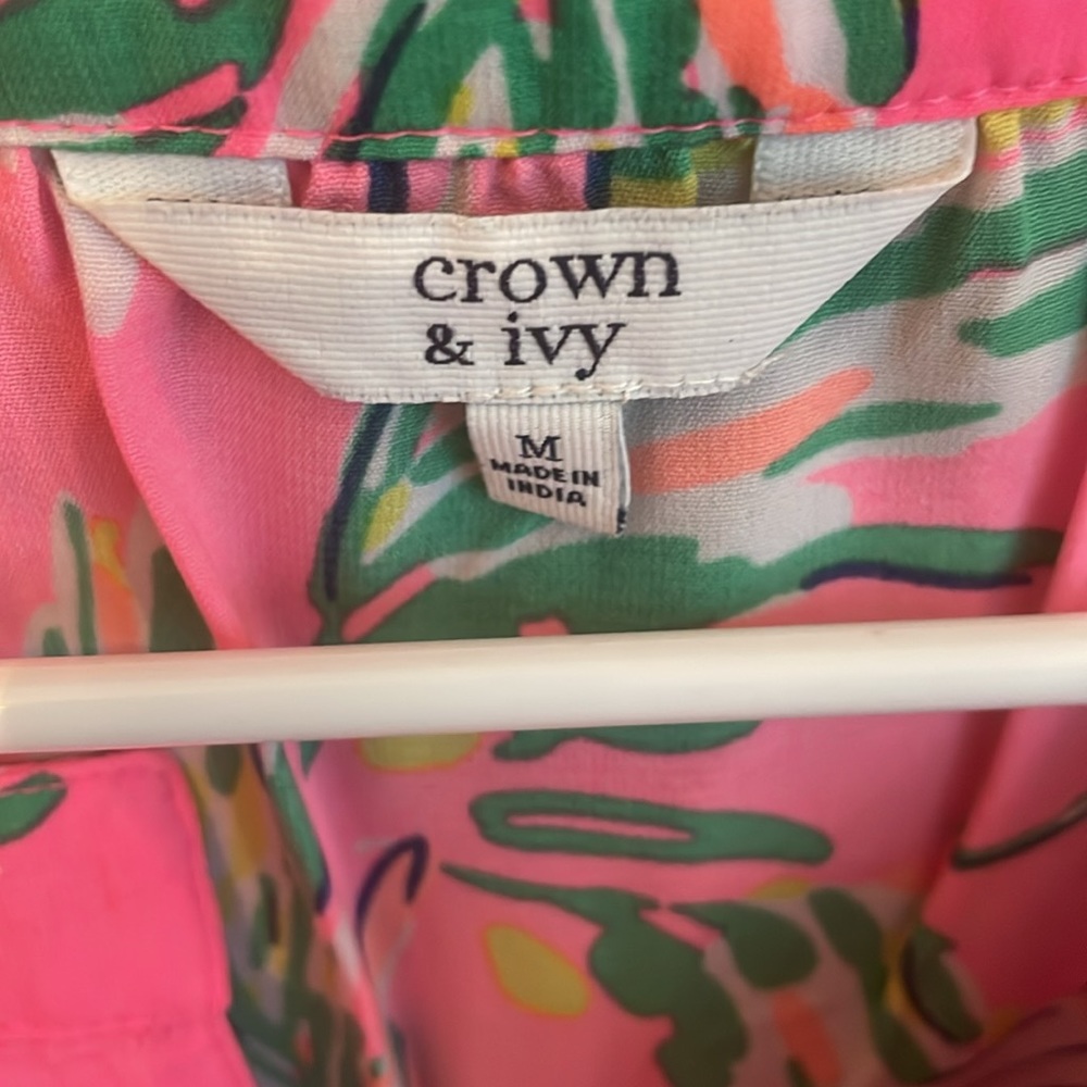 Like new Crown & Ivy resort wear top; sz M - Picture 2 of 3